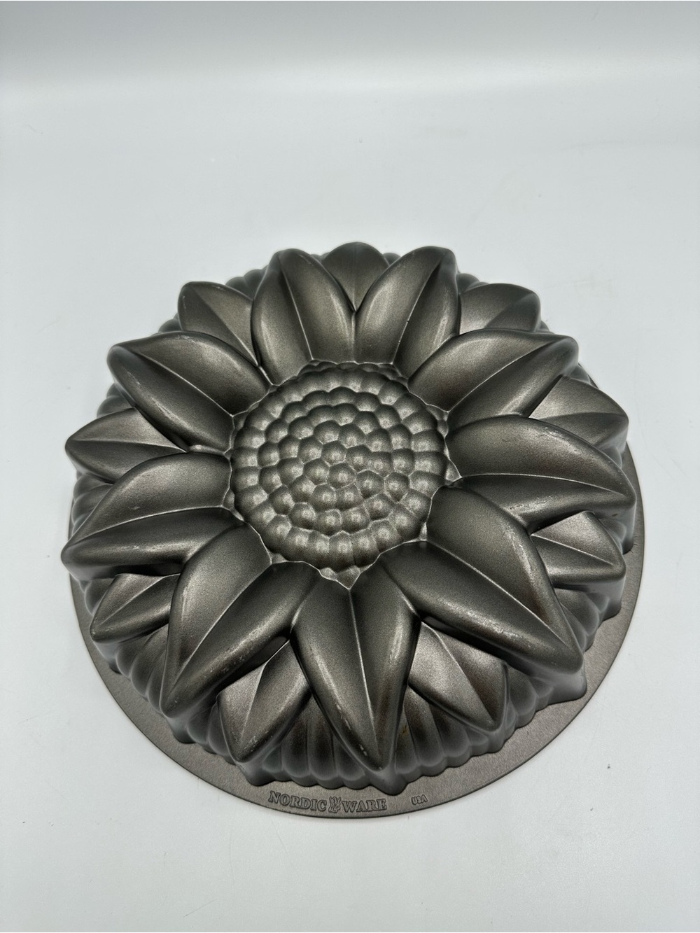 Nordic Ware Sunflower Bundt Cake Baking Pan Mold Cast Aluminum 10 C Retired
